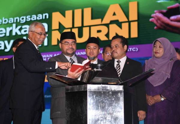 Mujahid (dua dari kiri) melancarkan Buku Syahadan: Menyingkap Lima Nilai-Nilai Murni Untuk Sukses selepas merasmikan Seminar Kebangsaan Memperkasa Penghayatan Nilai Murni 2019 di Dewan Agung Tuanku Canselor, Universiti Teknologi Mara (UiTM) hari ini.