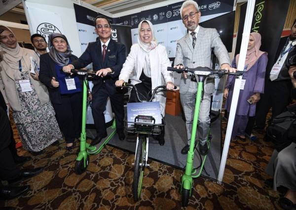 Zuraida mencuba menunggang basikal semasa melawat ruang pameran pada majlis pelancaran Cities 4.0 dan Rangka Kerja Bandar Pintar Malaysia hari ini. Turut sama Timbalan Menteri Perumahan dan Kerajaan Tempatan, Datuk Raja Kamarul Bahrin Shah Raja Ahmad Baharuddin Shah (kanan) dan Ketua Setiausaha Kementerian Perumahan dan Kerajaan Tempatan, Datuk Seri Mohammad Mentek.
