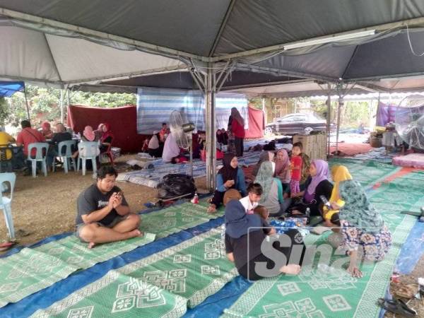 Sebahagian penduduk sebelum ini menetap di khemah terbuka selepas rumah mereka dirobohkan Rabu lepas.