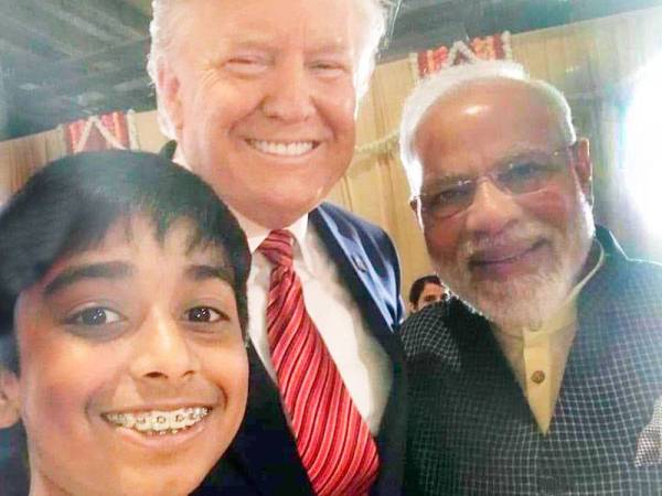 Seorang kanak-kanak berswafoto dengan Modi dan Trump. FOTO TWITTER RASMI Perdana Menteri Modi