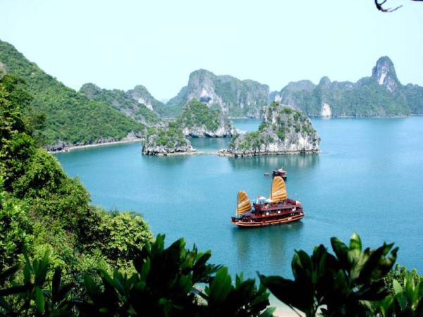 Teluk Ha Long yang diiktiraf sebagai tapak Warisan Dunia UNESCO itu berada di kedudukan kelima antara 10 destinasi paling popular di Asia. Gambar hiasan.