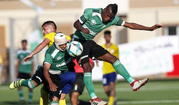 Ketika aksi Final Pertama Piala Palestin, Khadamat Rafah Club (jersi hijau) menentang Balata SC di selatan Rafah, Gaza pada akhir Jun lalu.
