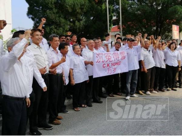 Sebahagian ahli dan penyokong parti hadir memberi sokongan kepada Paul Yong di Mahkamah Sesyen Ipoh hari ini.