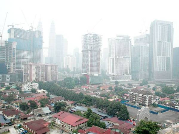 Suasana di Kampung Baru berlatarbelakangkan bandaraya Kuala Lumpur. -Foto Sinar Harian ZAHID IZZANI