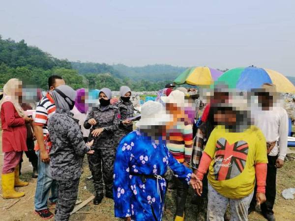 Sebahagian daripada warga asing yang ditahan kerana didapati melakukan pelbagai kesalahan dalam operasi semalam. Foto: JIM Terengganu