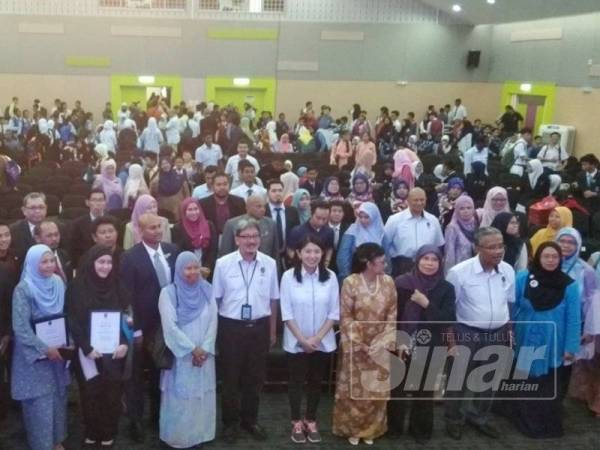 Bee Yin (lima dari kanan) bersama peserta dan individu pada majlis perasmian pembukaan Pusat Eksplorasi STEM UTP dan perasmian penutup Program CCM STEM Up X UTP di UTP hari ini.