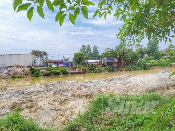 Buih putih yang dilihat mengalir ke dalam Sungai Keluang.