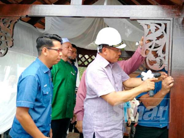 Ahmad Samsuri melakukan gimik pelancaran program latihan kemahiran di Pondok 2019 di Pondok Ibtida’ie Ajil di sini hari ini.