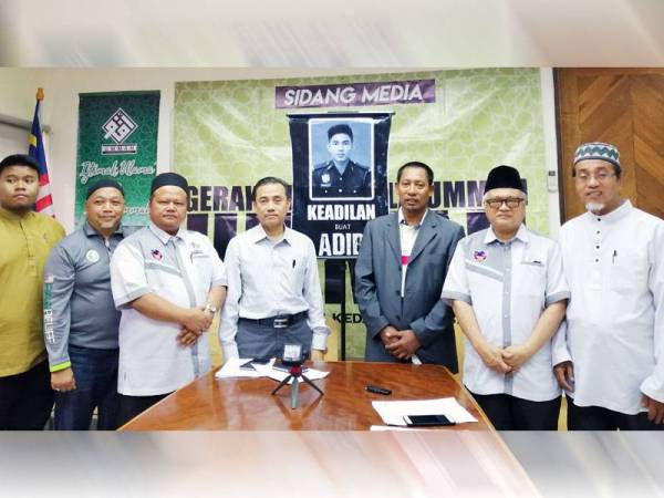 Aminuddin (empat dari kiri) bersama jawatankuasa Ummah pada sidang akhbar mengenai program solat hajat dan perhimpunan aman yang bakal diadakan pada Khamis dan Jumaat ini.