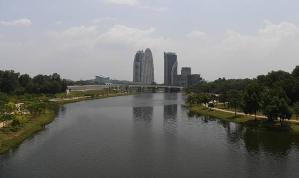 Keadaan cuaca di sekitar Pusat Pentadbiran Kerajaan Putrajaya kelihatan semakin pulih daripada jerebu. -Foto Bernama