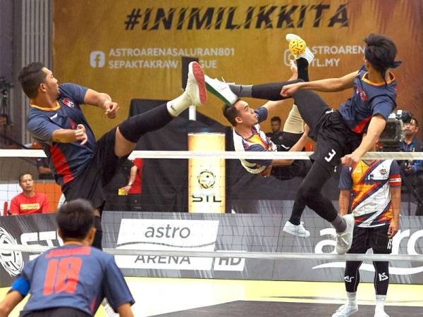 Aksi dua pemain Johor Tigris yang melakukan hadangan ketika menentang Kuala Lumpur Thunder di MABA kelmarin.