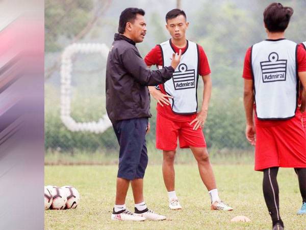 Abu Bakar memberi arahan kepada pemainnya menjelang pertemuan menentang Kedah di Stadium Majlis Perbandaran Manjung malam ini.