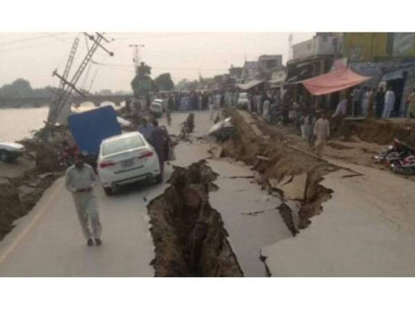 Kesan gempa berkekuatan 5.8 skala Richter di bandar Mirpur. - Foto India Today