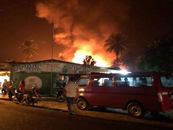 Lima rumah termasuk kereta dan empat motosikal hangus dalam kebakaran malam tadi.