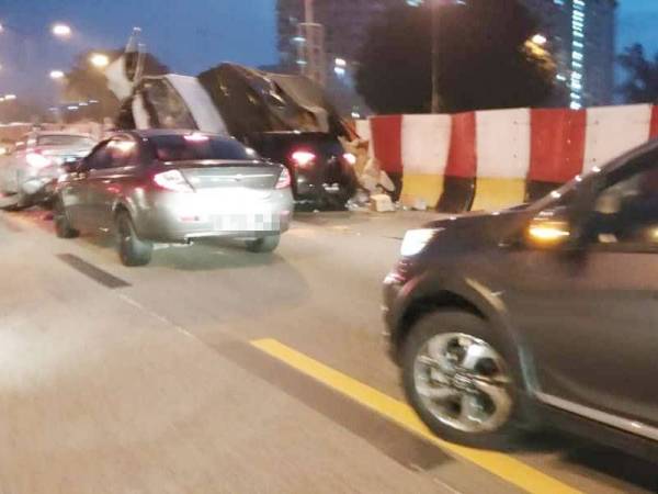 Lori terbabas, Lebuhraya Sungai Besi sesak tiga jam