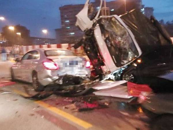 Nahas berlaku menyebabkan kesesakan selama 3 jam. FOTO: LEMBAGA LEBUHRAYA MALAYSIA (LLM)