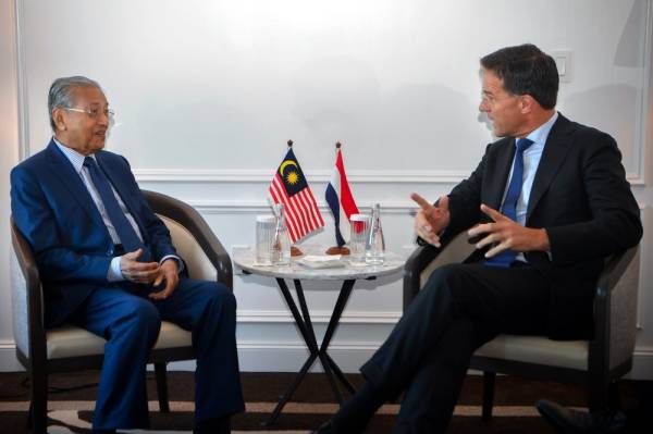 Dr Mahathir (kiri) bersama rakan sejawatannya Mark Rutte mengadakan perbincangan dua hala ketika menghadiri Perhimpunan Agung Pertubuhan Bangsa-Bangsa Bersatu (UNGA) Sesi ke-74.  FOTO: BERNAMA
