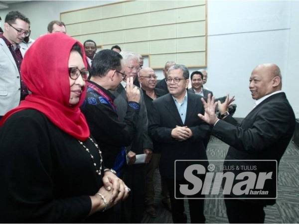 Johan (dua dari kanan) bersama Chamil (kanan) beramah mesra bersama ahli panel dan ketua pengarang pada Forum Media Kebangsaan 'Industri 4.0-Kewartawanan Merentasi Pelbagai Platform' di Taylor's University, Subang Jaya hari ini. - FOTO: ZAHID IZZANI