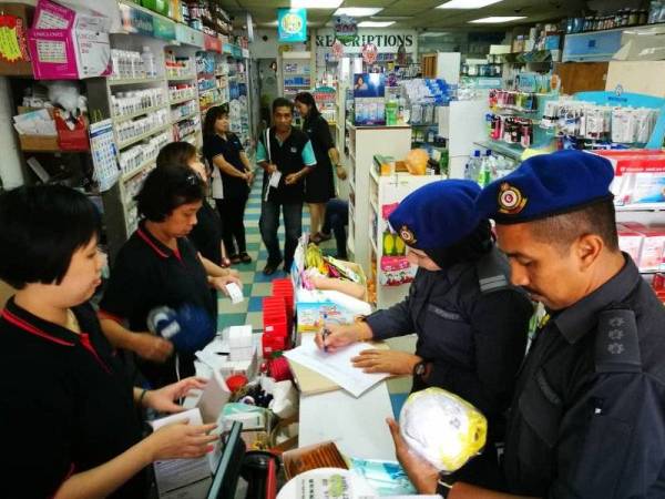 Pegawai KPDNHEP menjalankan pemeriksaan di premis perniagaan bagi memastikan tiada penyelewengan harga terhadap topeng muka di sekitar daerah ini.