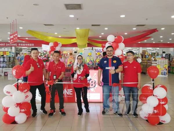 Stanley (kiri), Leau Woie Jian (dua dari kiri) dan Steven (dua dari kanan) ketika majlis pembukaan Kedai Red red ONE Kiosk Mall kelmarin.