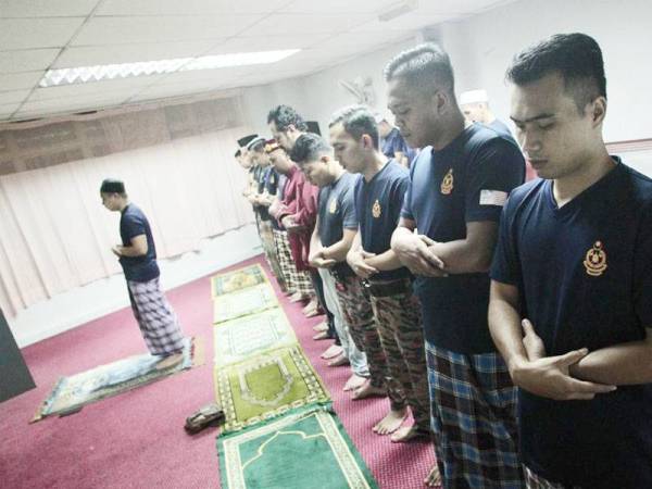 Anggota dan pegawai Balai Bomba dan Penyelamat Subang Jaya mengadakan solat hajat selepas solat Maghrib secara berjemaah sejak sebulan lalu.