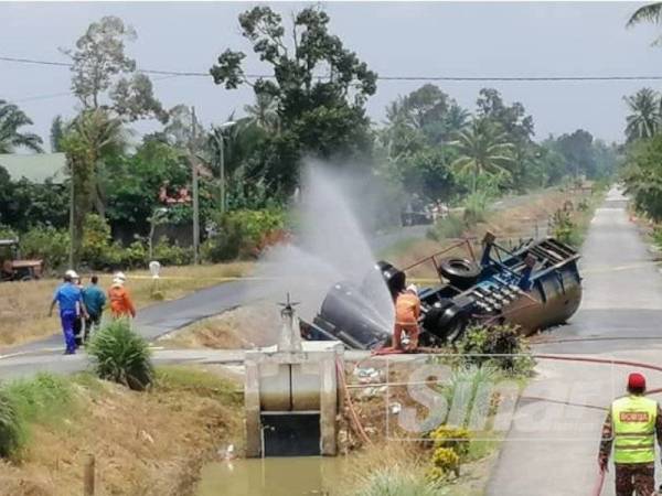 JBPM Perak melakukan proses penyejukan di kawasan sekeliling untuk mengurangkan risiko berlakunya kebakaran.