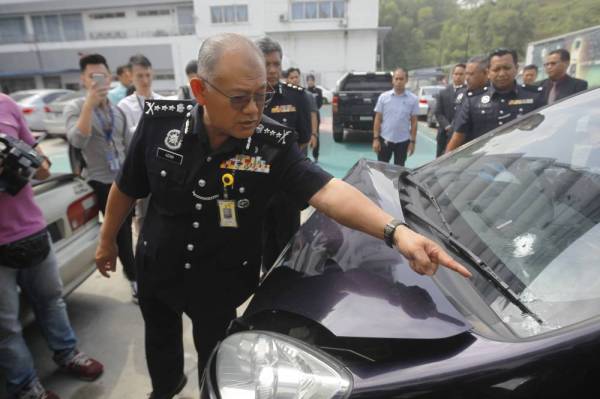 Noor Azam menunjukkan kesan tembakan selepas sidang akhbar di Ibu Pejabat Polis Daerah Serdang berkenaan kejadian anggota polis menembak mati seorang lelaki yang disyaki melakukan aktiviti penyeludupan manusia malam semalam. - Foto Bernama
