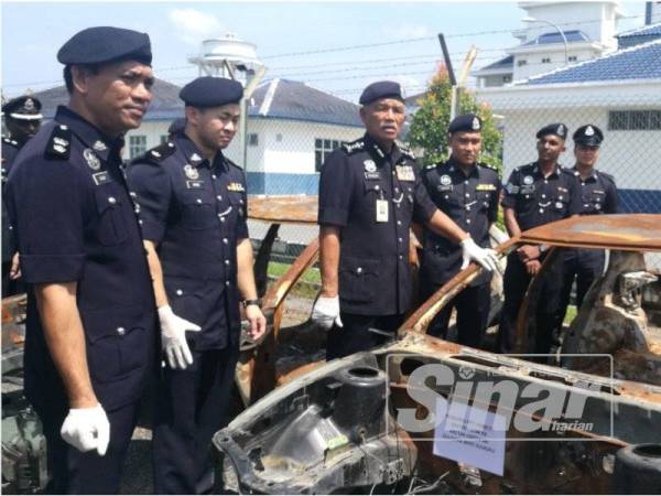 Zainuddin menunjukkan rangka kereta yang dirampas dalam operasi berkenaan.