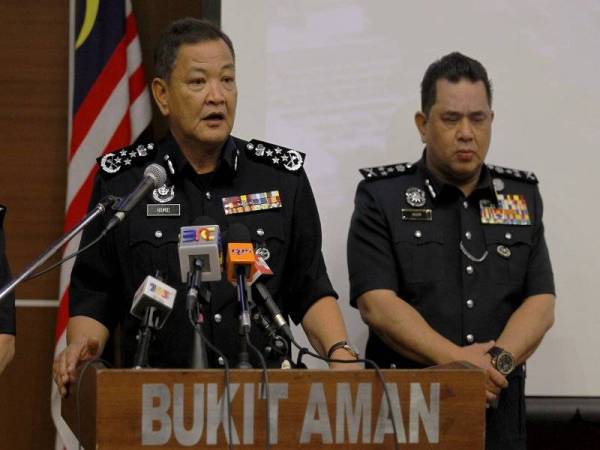 Abdul Hamid (kiri) bersama Pengarah Jabatan Siasatan Jenayah Bukit Aman Datuk Huzir Mohamed (kanan) pada sidang media di Ibu Pejabat Polis Bukit Aman hari ini. FOTO: BERNAMA