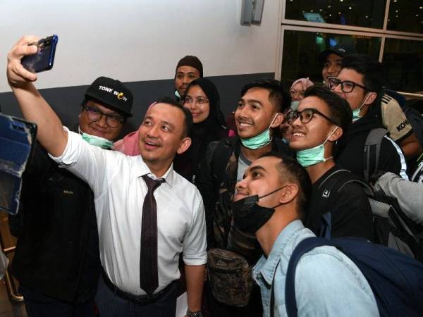 Maszlee (kiri) berswafoto bersama pelajar ketika menyambut kepulangan 47 pelajar Malaysia dari Pekanbaru Riau Indonesia di bawah proses evakuasi berikutan pengisytiharan darurat jerebu di Riau Indonesia sejurus tiba di KLIA 2, hari ini. FOTO: BERNAMA