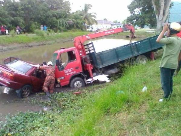 Kereta dipandu mangsa yang bertembung dengan lori terjunam dalam tali air setelah bertembung di Jalan Gunung Keriang petang tadi.