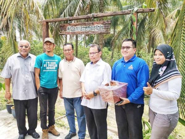 Abdul Fattah (tiga dari kanan) bersama Mohd Feisal (dua dari kiri) selepas melakukan lawatan kerja di ladang tersebut.