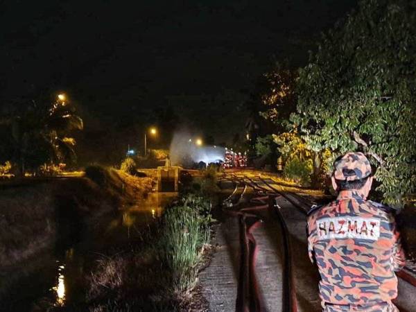 Operasi 24 jam dilakukan anggota bomba di lokasi kejadian.