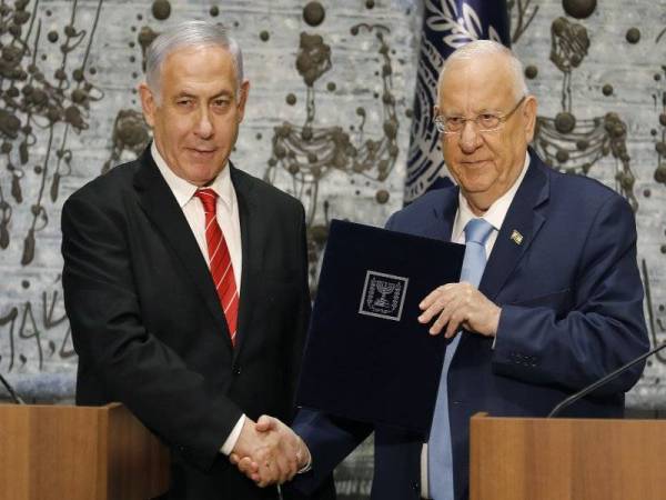 Rivlin (kanan) memberi tugasan baharu kepada Netanyahu untuk membentuk kerajaan baharu semalam. - Foto: AFP