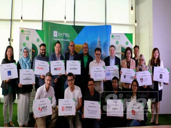 Ketua Pegawai Eksekutif Dattel Asia, Ashran Ghazi (enam dari kiri) bersama dengan 14 rakan penganjur IdeaHack (Accenture, Dentsu, Wunderman Thompson, Kumpulan Inovasi Nilai, Perbadanan Ekonomi Digital Malaysia (MDEC), Universiti Malaya, UiTM, Universiti HELP, MSU, Ustart Global, Yayasan Beta, Yayasan Usahawan Baru, Persatuan Teknopreneur Malaysia (TeAM) dan E3Hubs).