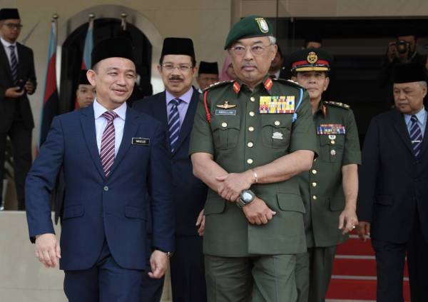 Al-Sultan Abdullah diiringi Menteri Pendidikan, Dr. Maszlee Malik (kiri) dan Naib Canselor UPNM, Leftenan Jeneral Datuk Abdul Halim Jalal ketika berkenan melakukan lawatan ke UPNM hari ini. -Foto Bernama
