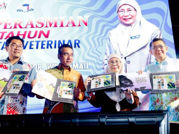 Dari kanan; Salahuddin, Wan Azizah, Adly dan Tze Tzin menunjukkan koleksi setem keluaran khas sempena sambutan 125 Tahun Perkhidmatan Veterinar di Dewan Konvensyen Freeport A'Famosa di Simpang Ampat, di sini hari ini.