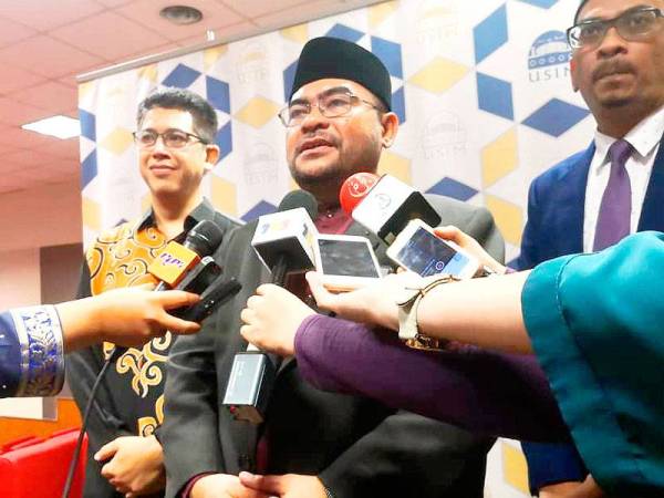 Mujahid (tengah) pada sidang media di USIM hari ini.