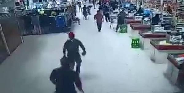 Rakaman CCTV menunjukkan suspek dikejar oleh pengawal keselamatan sebuah pasar raya.