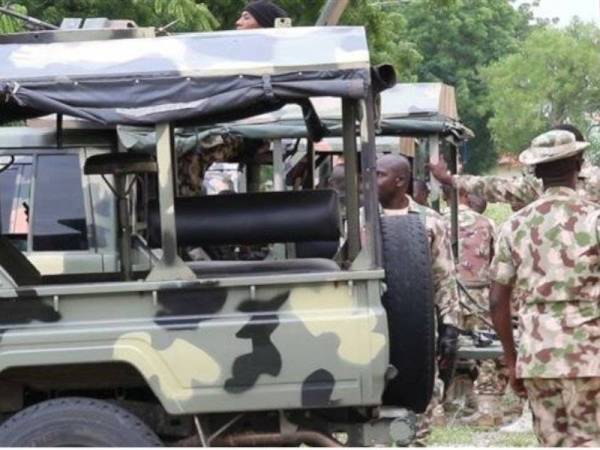 Anggota tentera Nigeria berkawal di sebuah lokasi di Maiduguri. - FOTO: AGENSI