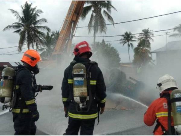 Kerja mengalihkan kenderaan berat itu ditangguhkan berikutan masalah teknikal dihadapi kren akibat disambar petir petang tadi.