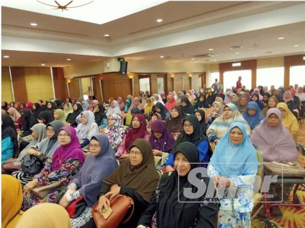 Sebahagian yang menyertai Seminar Talaqqi Memasyarakatkan Zikrullah anjuran Yayasan Pahang dan Yayasan Al-Qadri di Dewan Utama Kompleks Yayasan Pahang semalam.