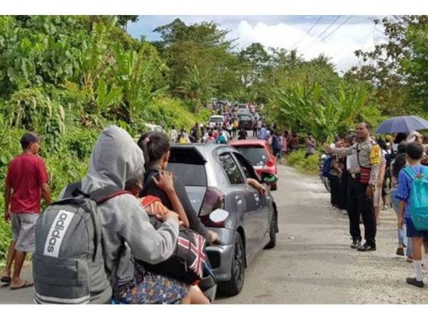 Penduduk yang panik menyelamatkan diri ke kawasan tanah tinggi.