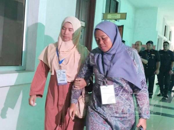 Nurul Najihah (kanan) dilihat diiringi oleh seorang wanita apabila keluar daripada mahkamah.