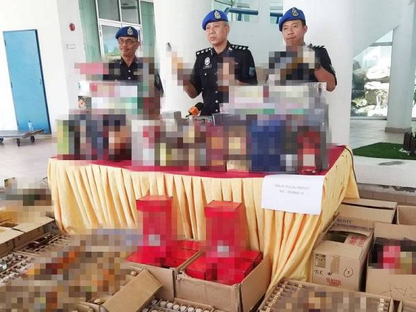 Pasukan Polis Marin Wilayah 1 Pulau Pinang berjaya merampas rokok dan minuman keras dipercayai tanpa cukai dalam serbuan semalam.