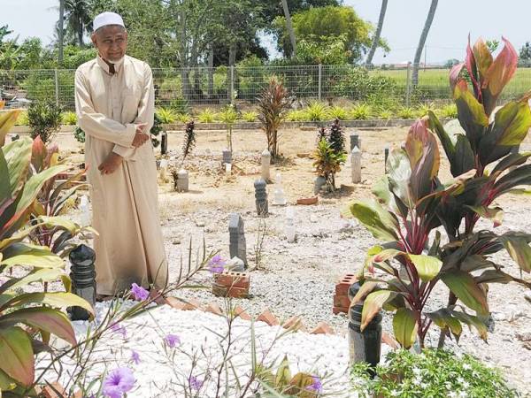 Mohd Kassim menziarahi kubur arwah di Maskid As-Saadah Tebengau di sini tadi.