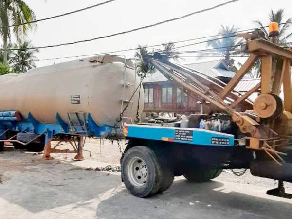 Tangki treler muatan cecair mudah bakar akhirnya berjaya dibawa keluar sekitar jam 10 pagi tadi.