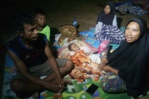 Salah sebuah keluarga berlindung di kawasan hutan selepas rumah mereka rosak dalam kejadian gempa bumi di Ambon kelmarin. -FOTO: AGENSI