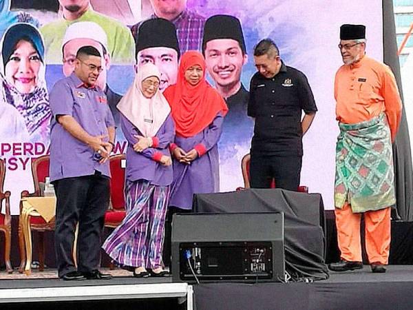 Dr Wan Azizah (dua dari kiri) menyempurnakan gimik perasmian Karnival Rahmah 2019 anjuran bersama JPM, Jakim dan Jawi sambil diiringi Mujahid (kiri), Salahuddin (dua dari kanan) dan Khalid di Dataran Putrajaya di sini hari ini.