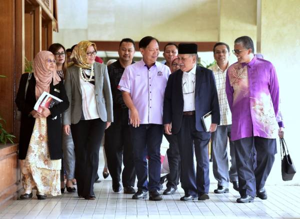 Siti Hamisah (depan, dua dari kiri) bersama Nor Aieni (kiri), Halim (tengah), Pengerusi UniSZA, Muhammad Nur (dua dari kanan) dan Hassan Basri Awang selepas sidang akhbar Bengkel Penyelarasan Penggabungan UMT dan UniSZA di Kuala Terengganu hari ini.